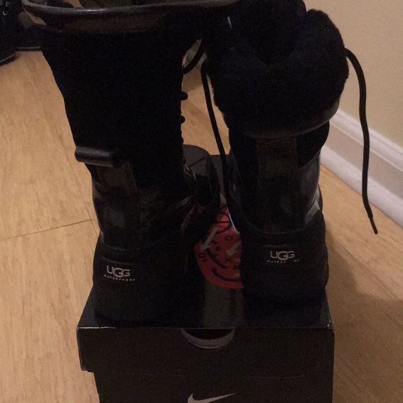 Ugg kids boots - Picture 2 of 3